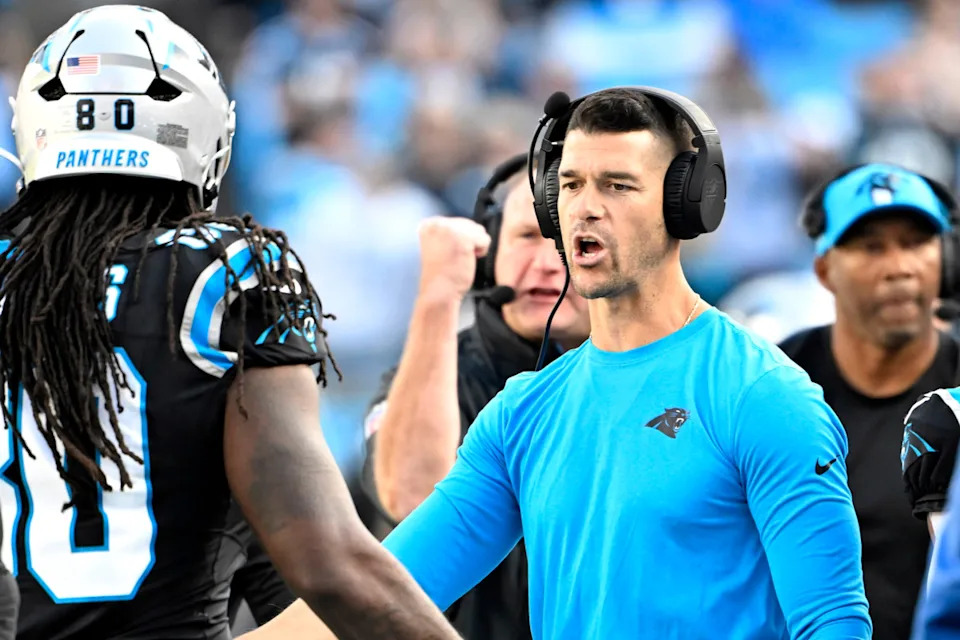 Carolina Panthers head coach Dave Canales with Ian Thomas (80) in the third quarter at Bank of America Stadium.© Bob Donnan-Imagn Images