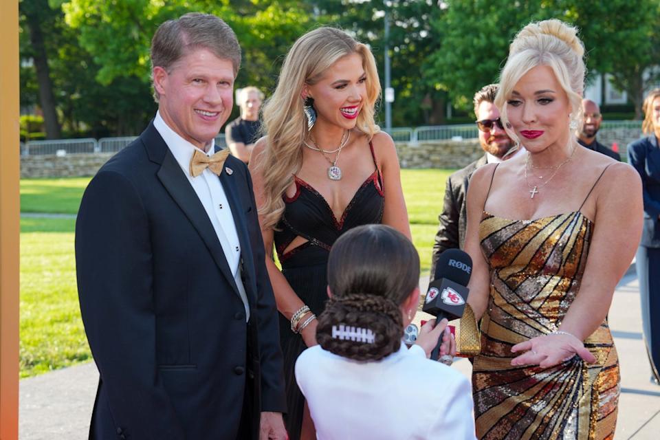 Kansas City Chiefs CEO Clark Hunt, daughter Gracie and wife Tavia Shackles speak with fashion influencer Taylen Biggs.Denny Medley-Imagn Images