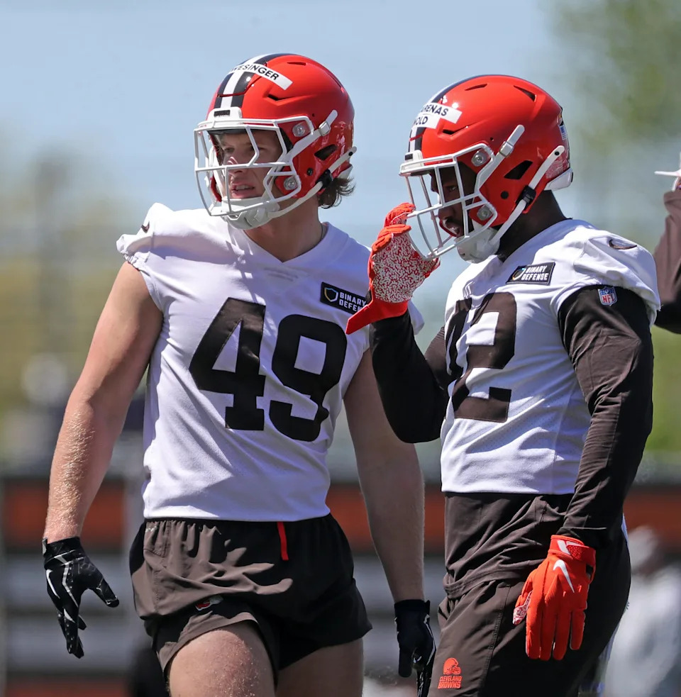 Cleveland Browns linebacker Carson Schwesinger (49) chats with linebacker Easton Mascarenas-Arnold during rookie minicamp May 9, 2025, in Berea, Ohio.