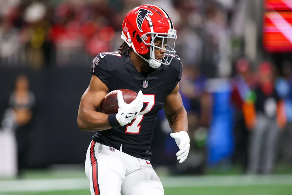 Nov 26, 2023; Atlanta, Georgia, USA; Atlanta Falcons running back Bijan Robinson (7) runs the ball against the New Orleans Saints in the first quarter at Mercedes-Benz Stadium. Mandatory Credit: Brett Davis-USA TODAY Sports