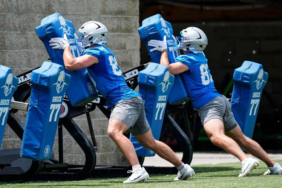 Sam LaPorta (R) hits sleds with Brock Wright at Lions practice in May 2025. © Junfu Han &sol; USA TODAY NETWORK via Imagn Images