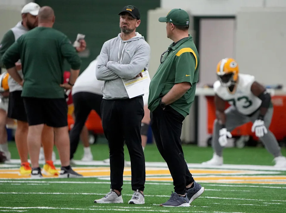 Green Bay Packers HC Matt LaFleur, left, talks with GM Brian Gutekunst during 2023 OTAs.© Mark Hoffman-Imagn Images