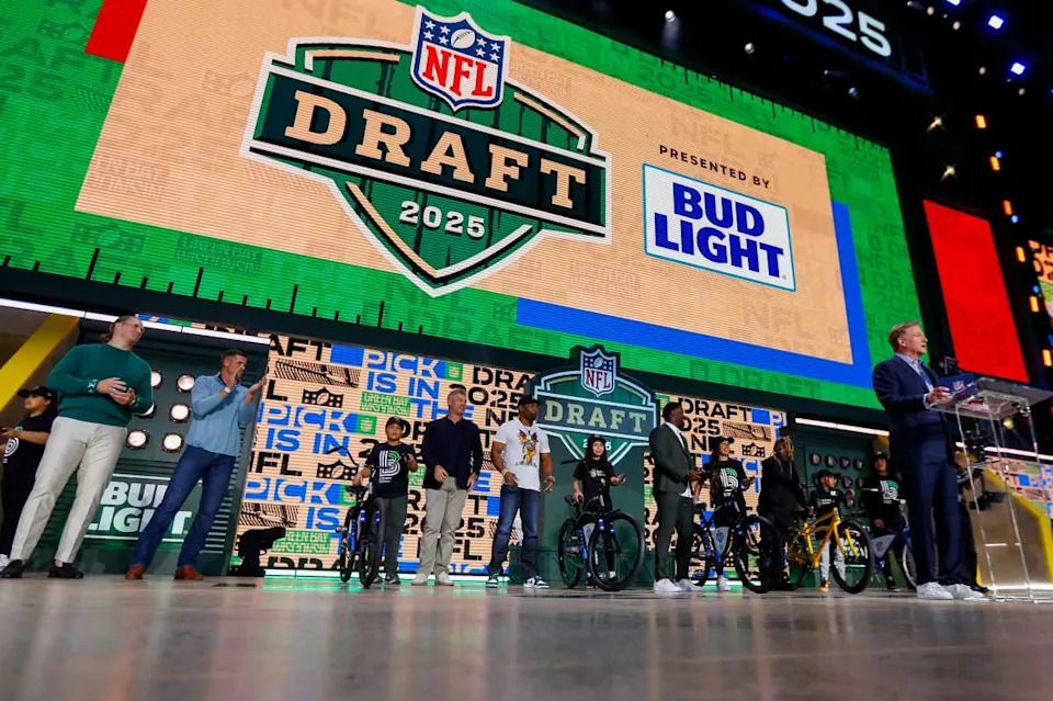 NFL Commissioner Roger Goodell and Green Bay Packers alumni welcome fans to the 2025 NFL Draft before the first round on Thursday, April 24, 2025, at Lambeau Field in Green Bay, Wisconsin. © Tork Mason &sol; USA TODAY NETWORK via Imagn Images