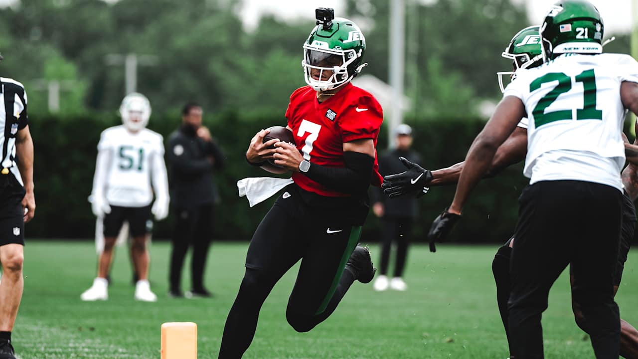 How Many Total Yards and TDs Will Justin Fields Have in the 2025 Season?