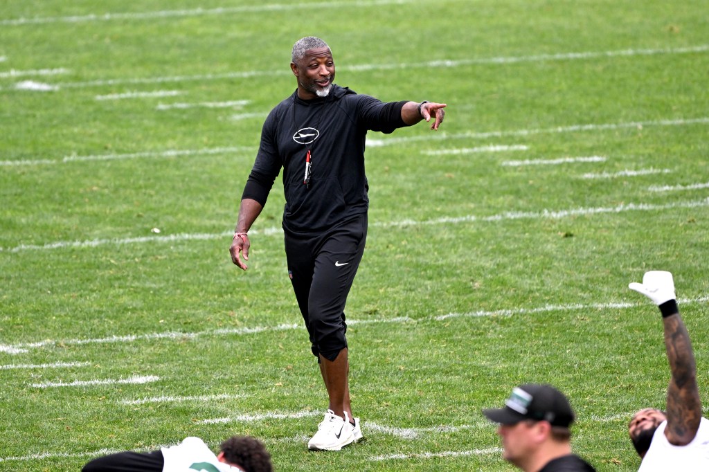 Jets head coach Aaron Glenn coaching on the field.