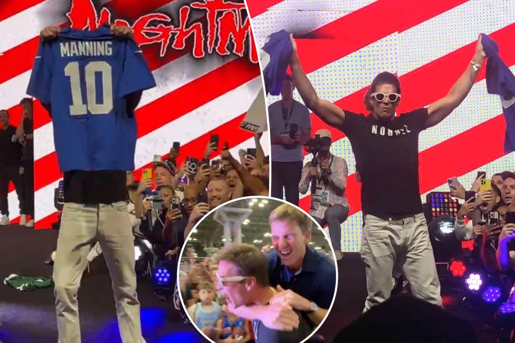 Tom Brady 'spits' on Jets jersey, rips up Eli Manning one in Fantatics Fest WWE moment