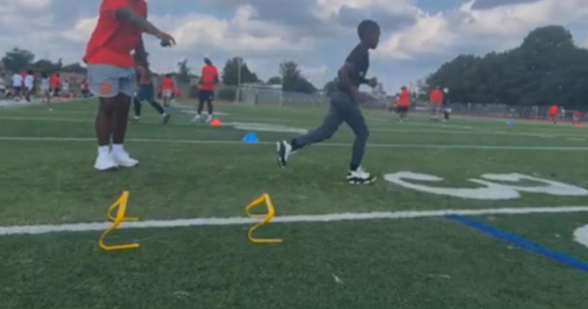 Eagles' Jordan Davis hosting free football clinic with Philly-area violence prevention org