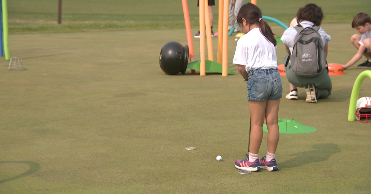 Former Packers kicker Mason Crosby helps teach golf to Wisconsin youth