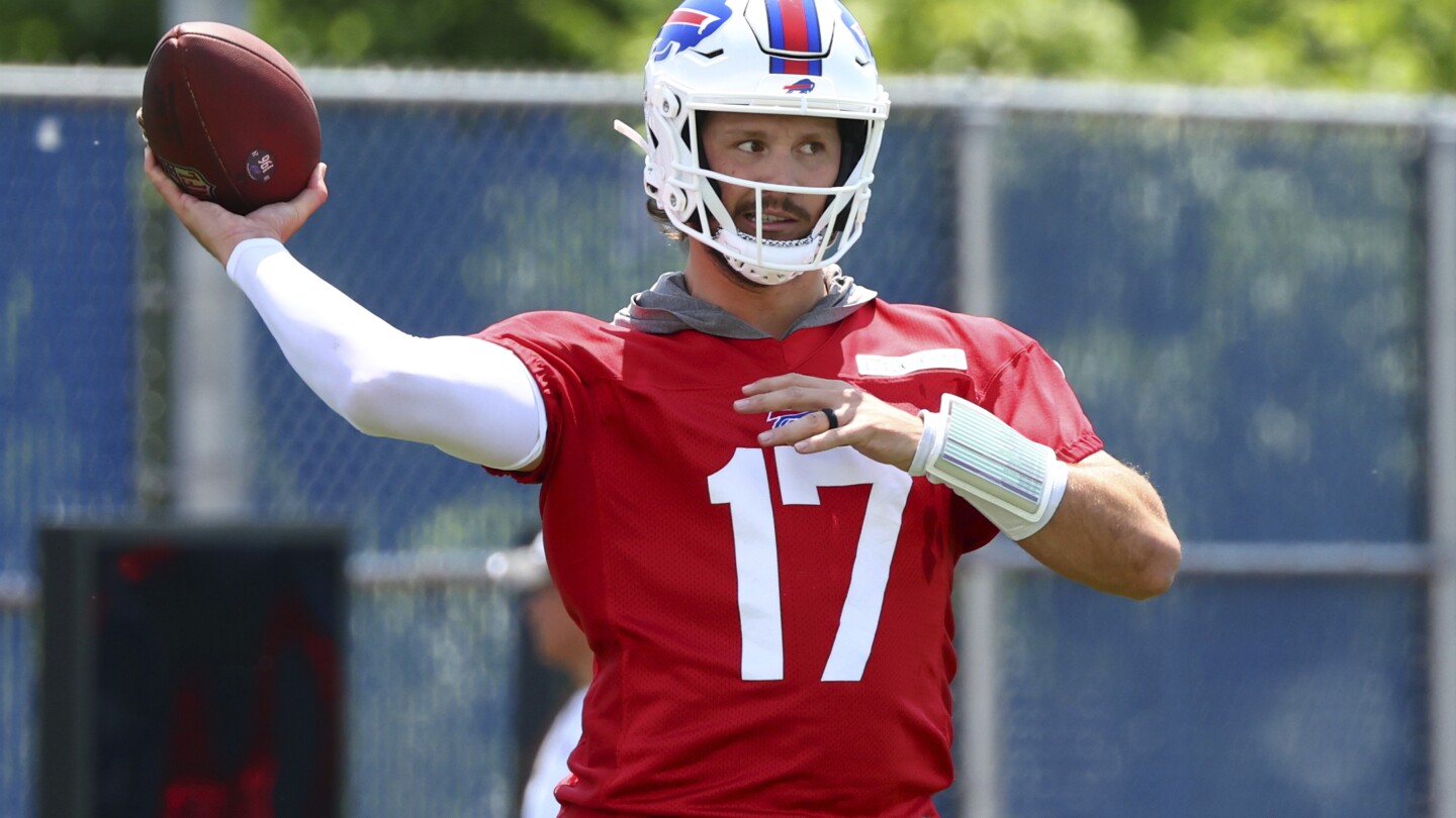 Bills quarterback Josh Allen shows off new ring following marriage to actor Hailee Steinfeld