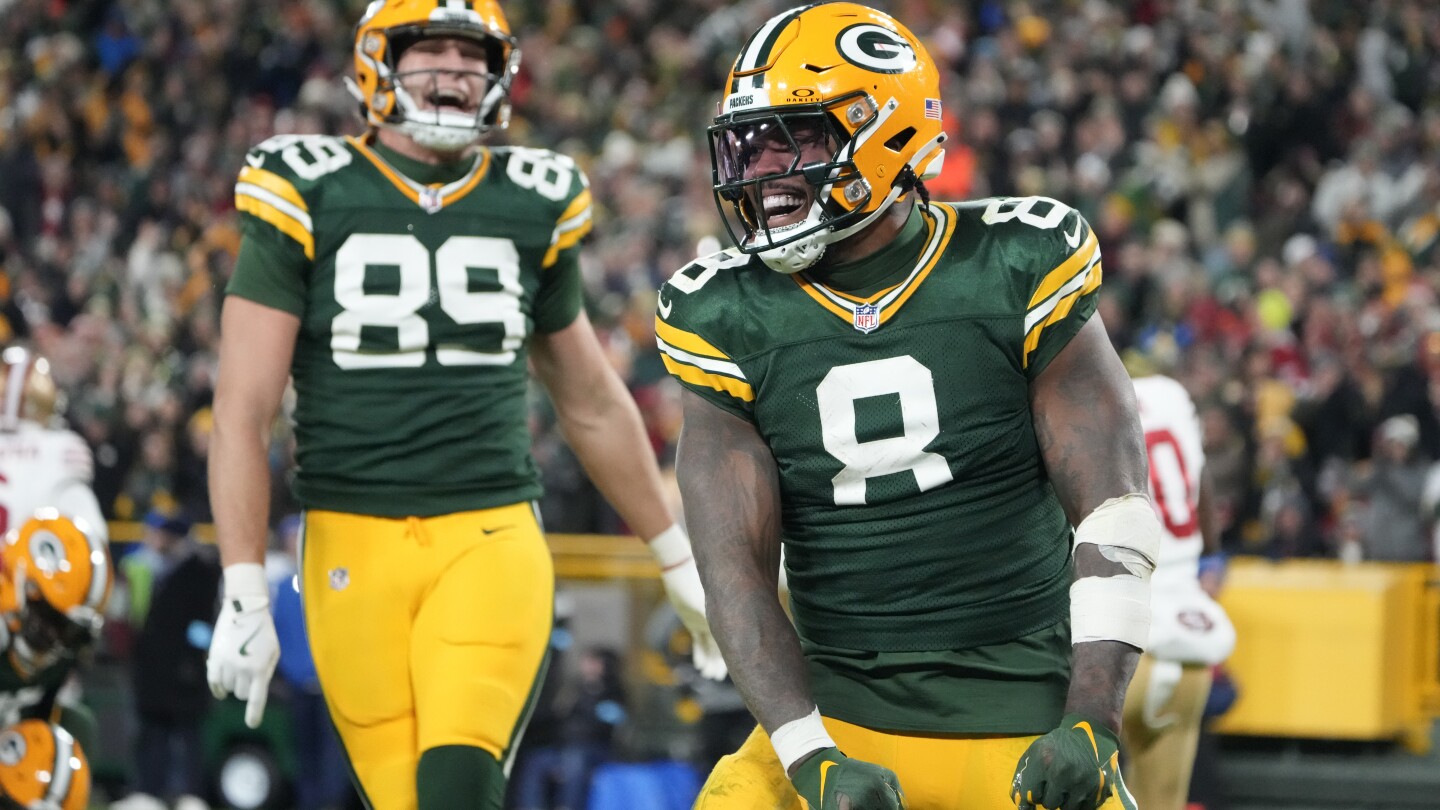 Josh Jacobs runs for 3 TDs as Packers roll past short-handed 49ers 38-10