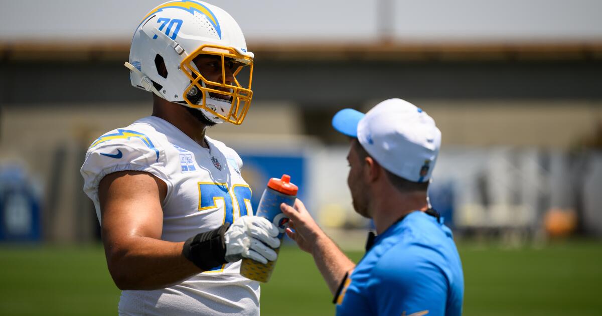 Rashawn Slater returns to Chargers minicamp amid contract talks