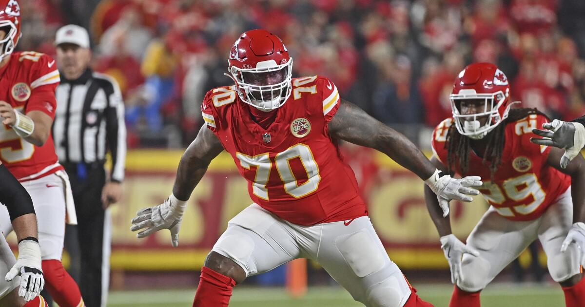 Rams bolster offensive line by signing veteran D.J. Humphries