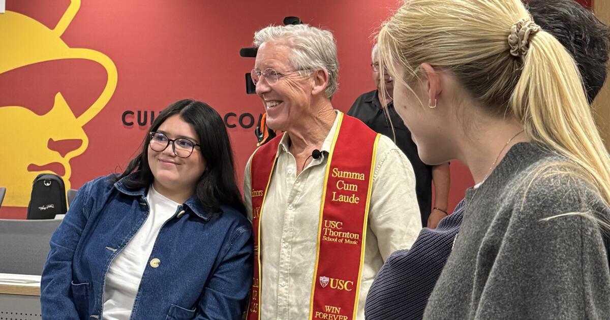 Raiders' Pete Carroll finds a rapt audience as USC professor