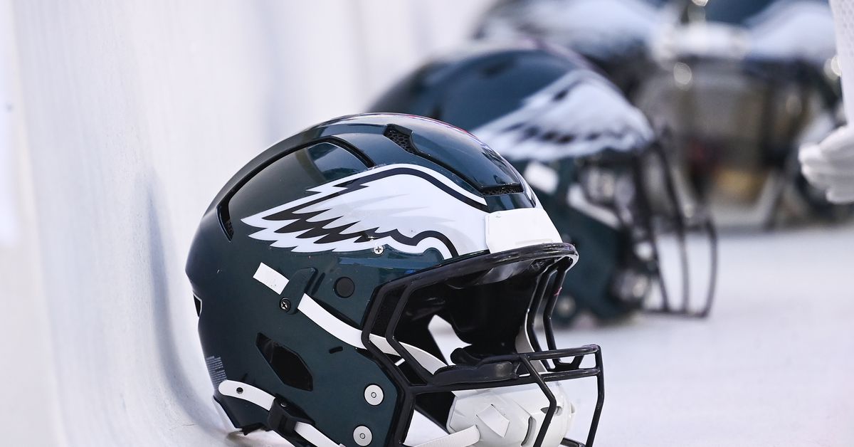 Can you name the NFL team with the most former Eagles players on their roster?