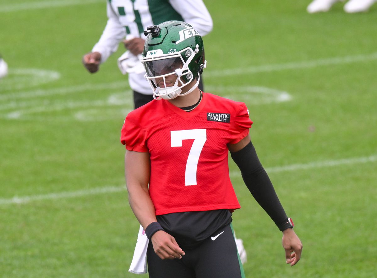 New York Jets quarterback Justin Fields (7) warms up during minicamp at Atlantic Health Jets Training Center. 