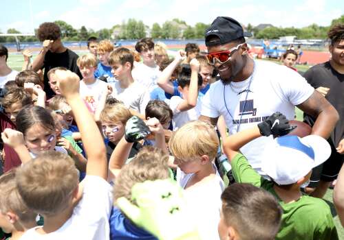 New York Giants safety Tyler Nubin returns to St. Charles to teach kids about football