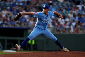 Veterans on defense helping out Chiefs' younger players in camp