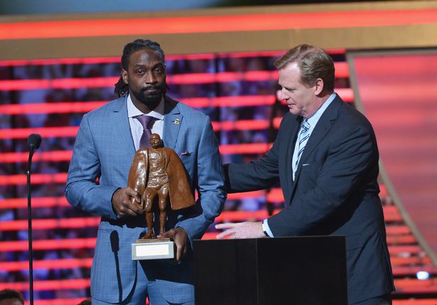 Chicago Bears cornerback Charles Tillman (L) wins the Walter Payton NFL Man of the Year at the 3rd Annual NFL Honors at Radio City Music Hall on February 1, 2014 in New York City.
