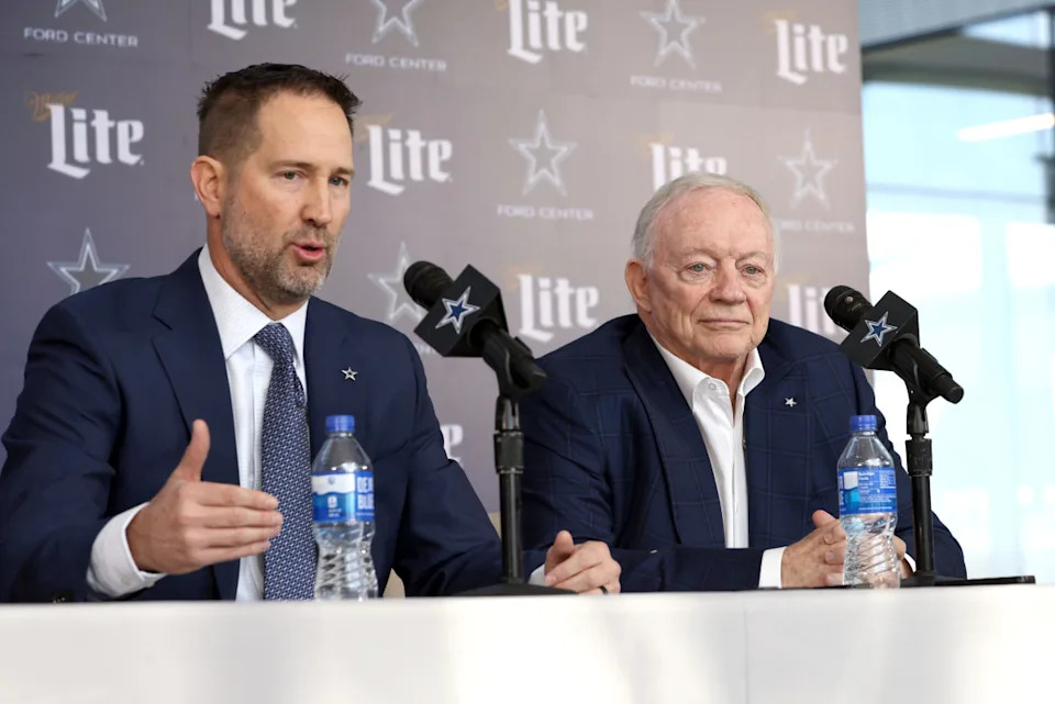 Dallas Cowboys' Brian Schottenheimer and Jerry Jones.© Tim Heitman-Imagn Images