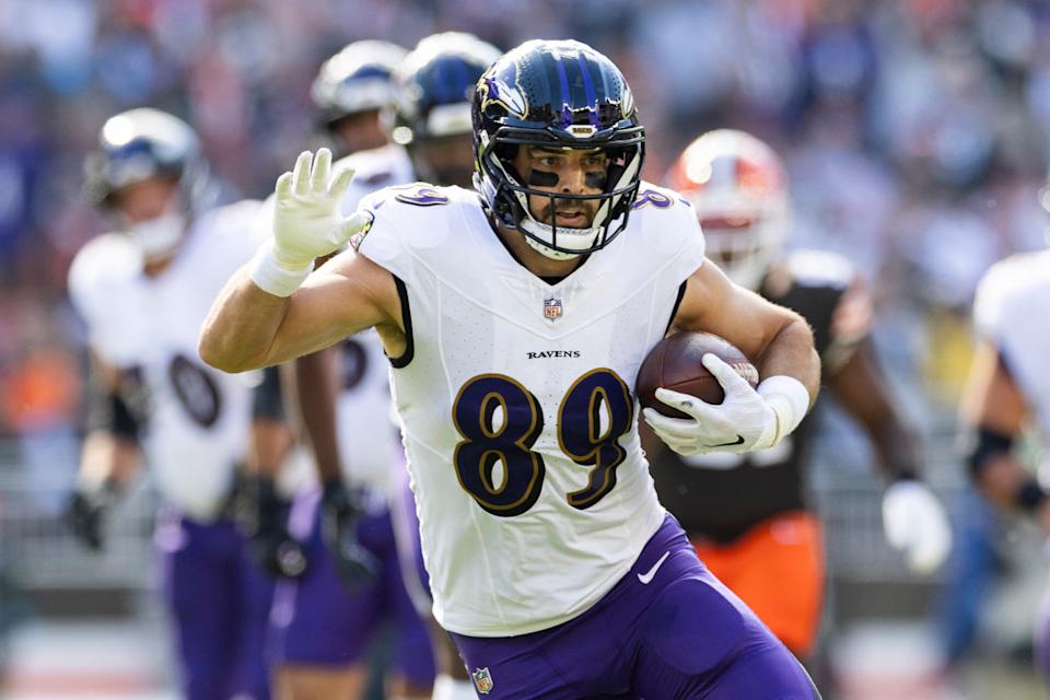 Baltimore Ravens tight end Mark Andrews (89) runs the ball against the Cleveland Browns during the first quarter at Huntington Bank Field.© Scott Galvin-Imagn Images