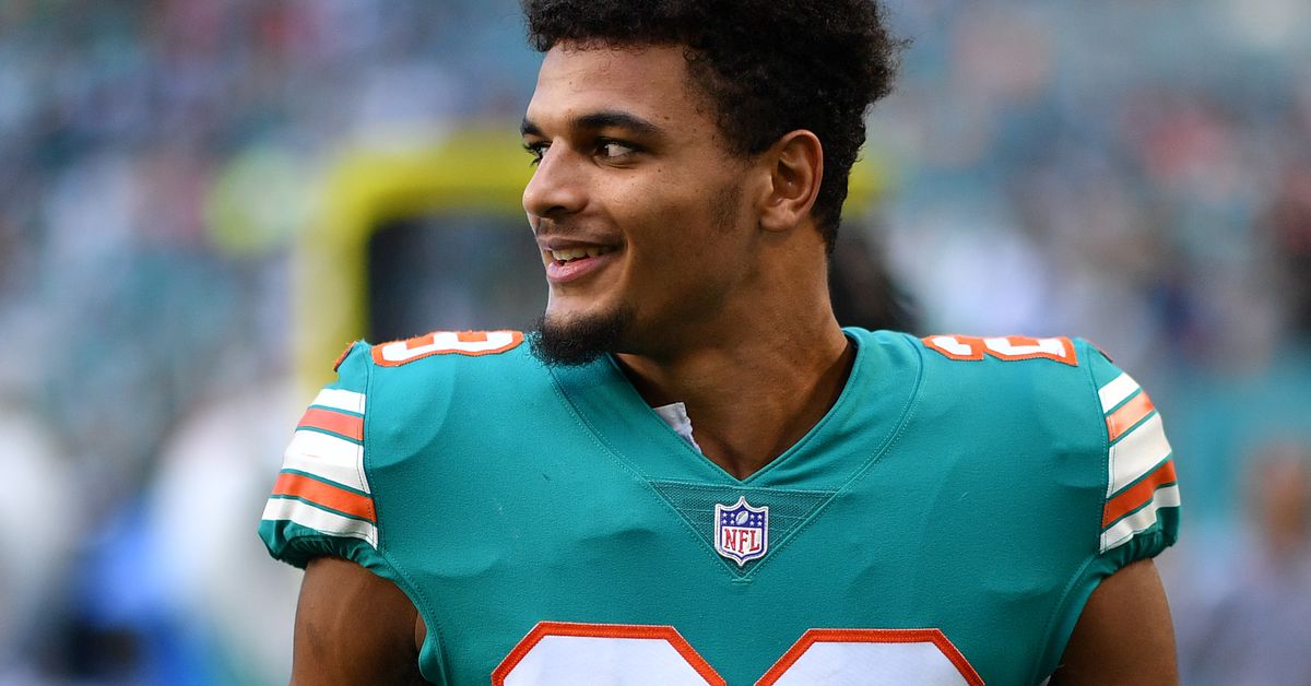 Miami Dolphins trade grades: Fan reactions to Waller, Fitzpatrick trades; Where will Miami finish in AFC East?