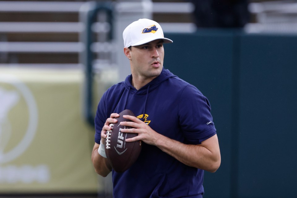 Dresser Winn #12 of the Memphis Showboats warming up before a game.