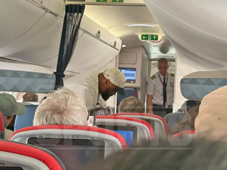 Former Minnesota Vikings defensive lineman Everson Griffen getting off Delta flight for 