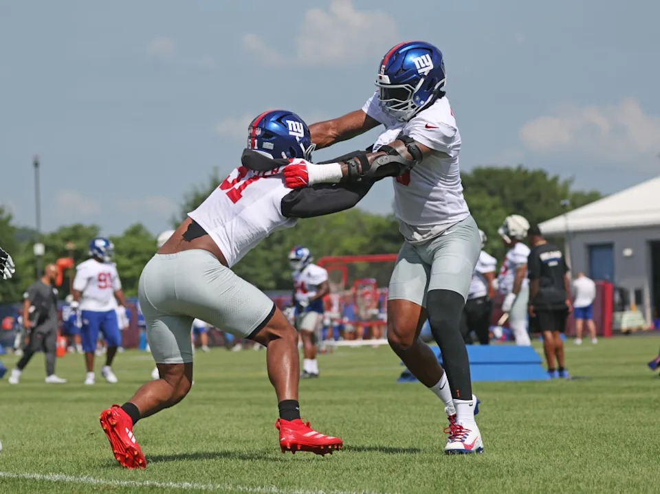 Giants linebacker Kayvon Thibodeaux (right), working against New York Giants linebacker Abdul Carter #51, during practice. Charles Wenzelberg / New York Post