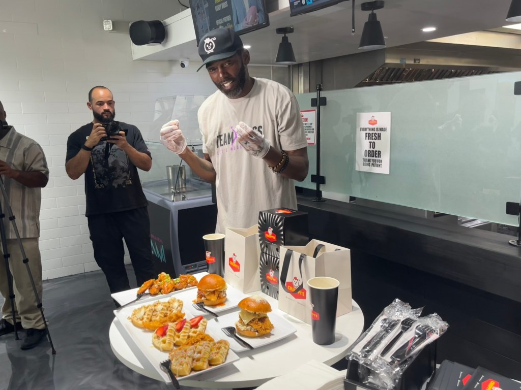 Randy Moss recovering from cancer, partners with Dolphins