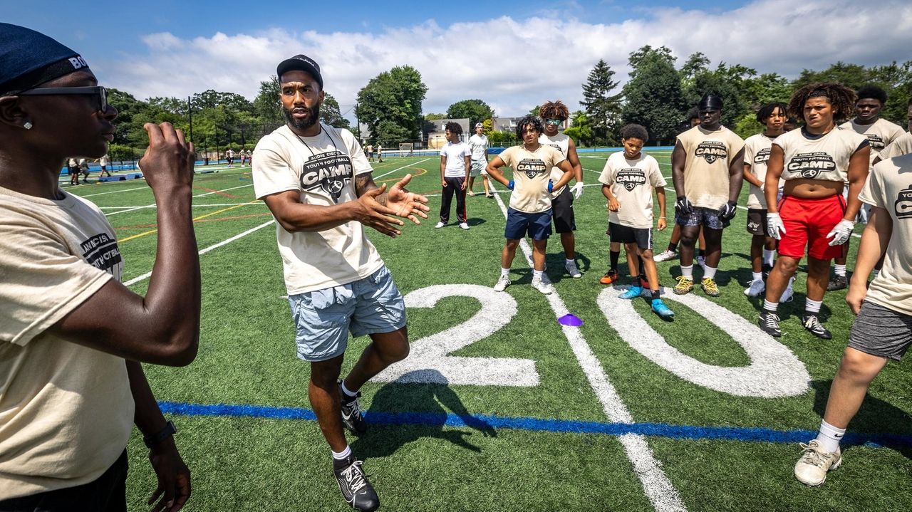 Jets' safety Andre Cisco inspires kids with his free football camp