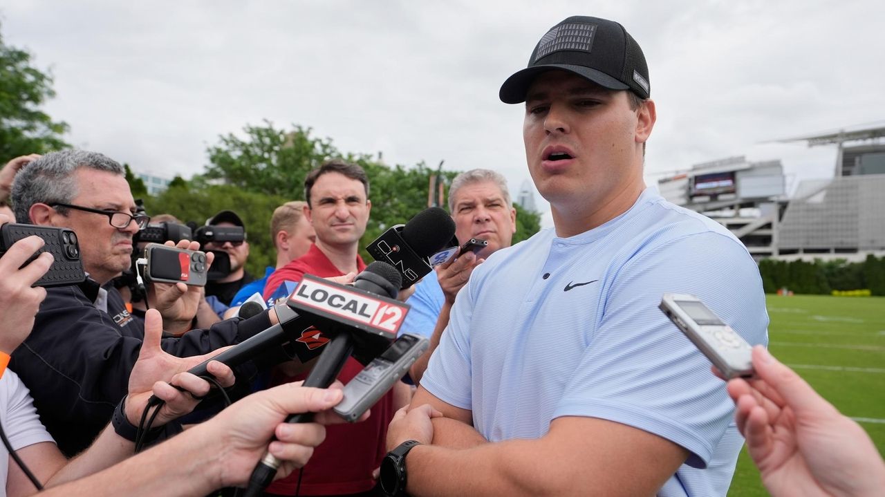 Bengals' Trey Hendrickson does not report to training camp amid contract dispute