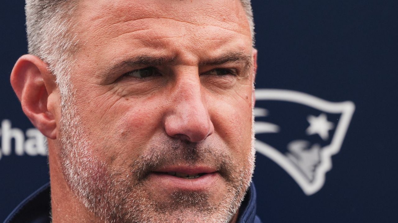 Mike Vrabel 'not messing around' as he prepares for 1st training camp as Patriots coach