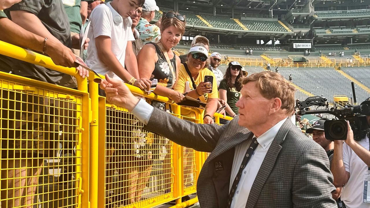Policy officially takes over for Murphy as president/CEO at Packers' shareholders meeting
