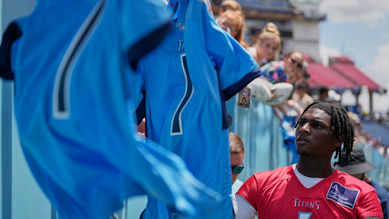 Rookie QB Cam Ward gives tantalizing preview in practice of what he brings to the Titans