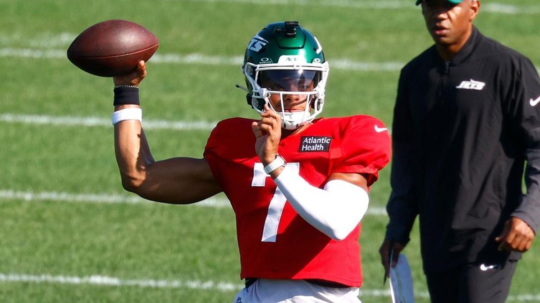 Justin Fields practices fully with Jets on Monday