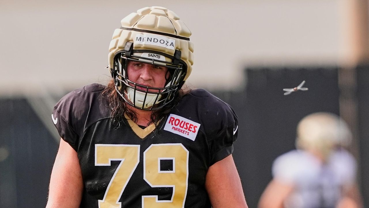 Westhampton Beach's Jonathan Mendoza signs with Saints