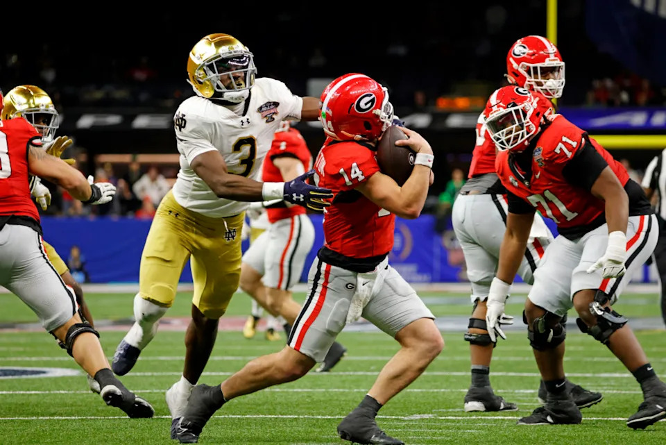 Georgia Bulldogs quarterback Gunner Stockton and Notre Dame Fighting Irish linebacker Jaylen Sneed© Amber Searls-Imagn Images