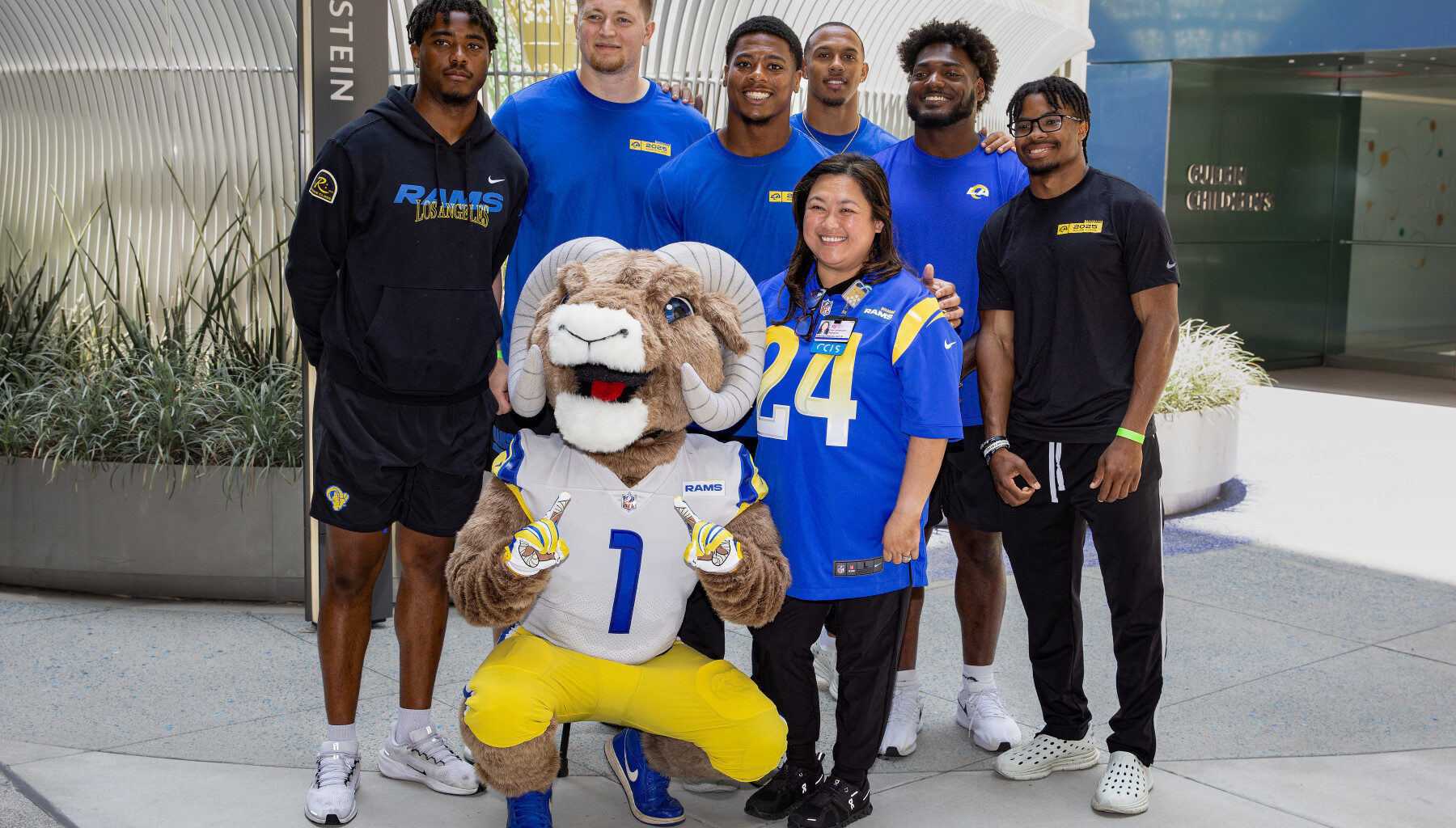 Los Angeles Rams rookies brought Rampage along for their annual visit with patients and staff at Cedars-Sinai Medical Center and Cedars-Sinai Marina del Rey Hospital. Photo by Cedars-Sinai.
