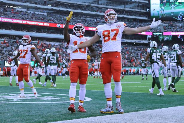 Travis Kelce celebrates a TD
