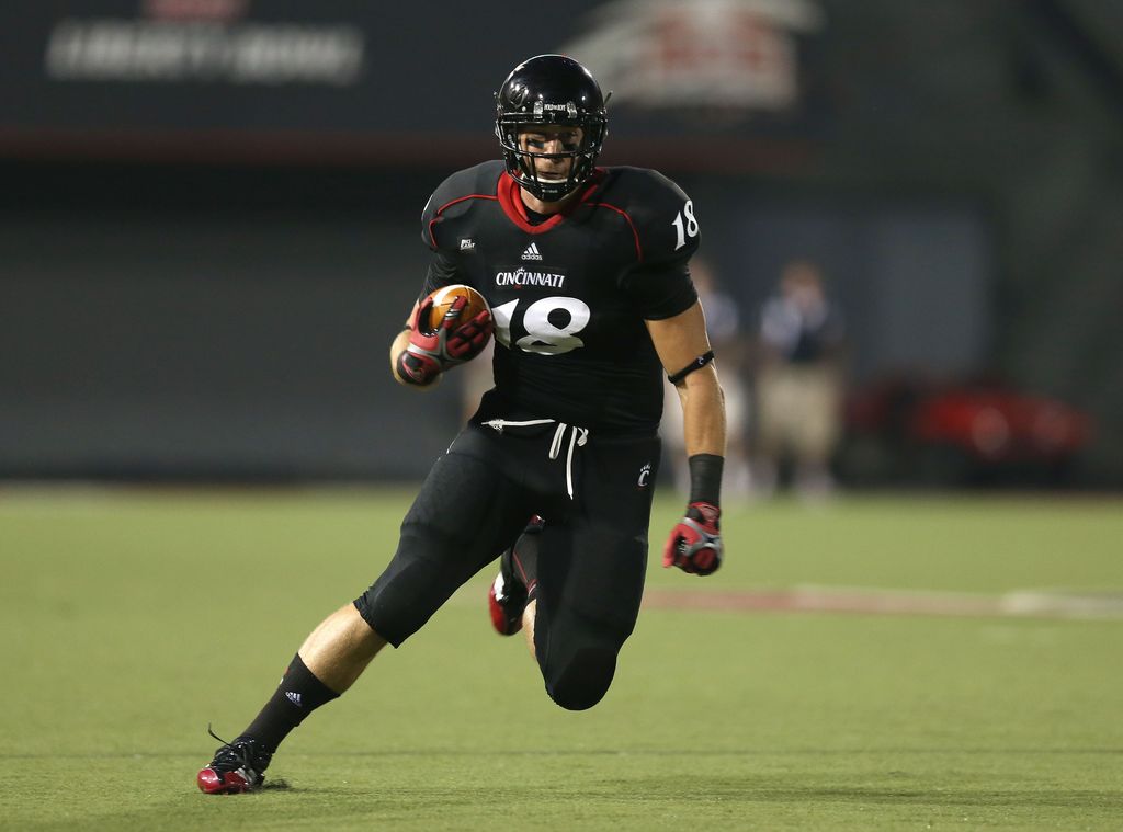 Travis Kelce #18 of the Cincinnati Bearcats runs with the ballduring the game against the Pittsburgh Panthers in 2012
