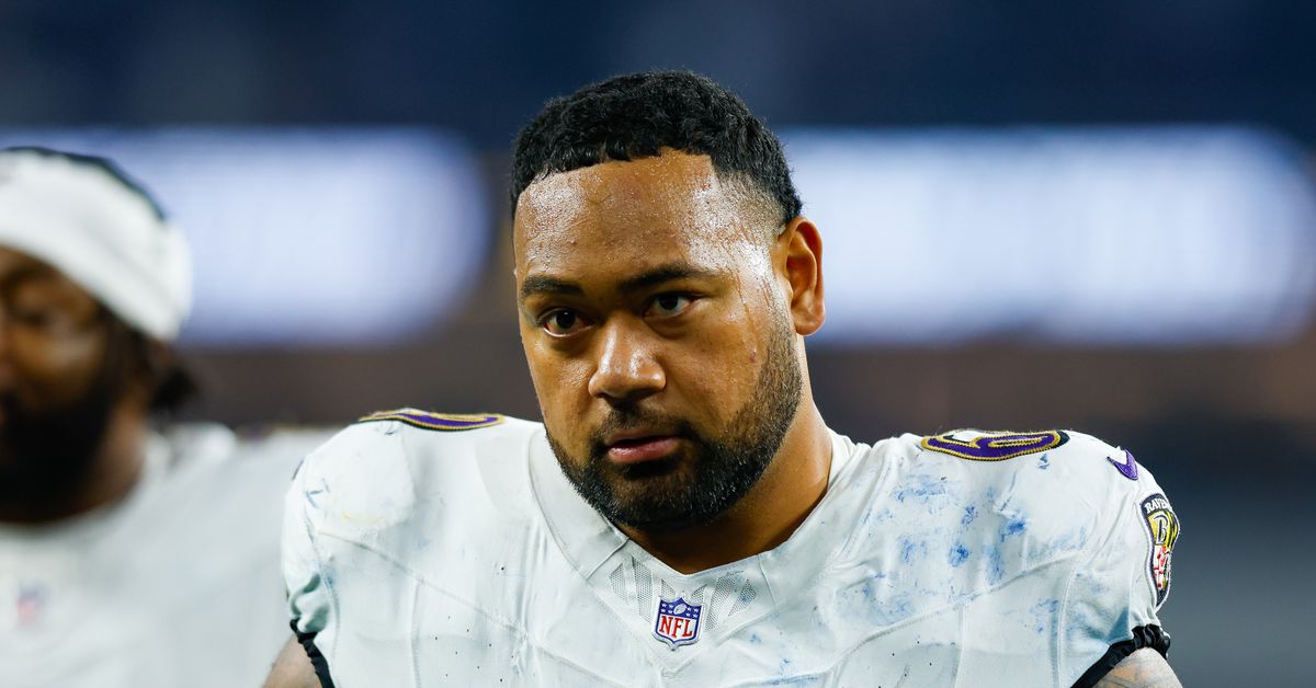 Colts announce roster moves along both trenches