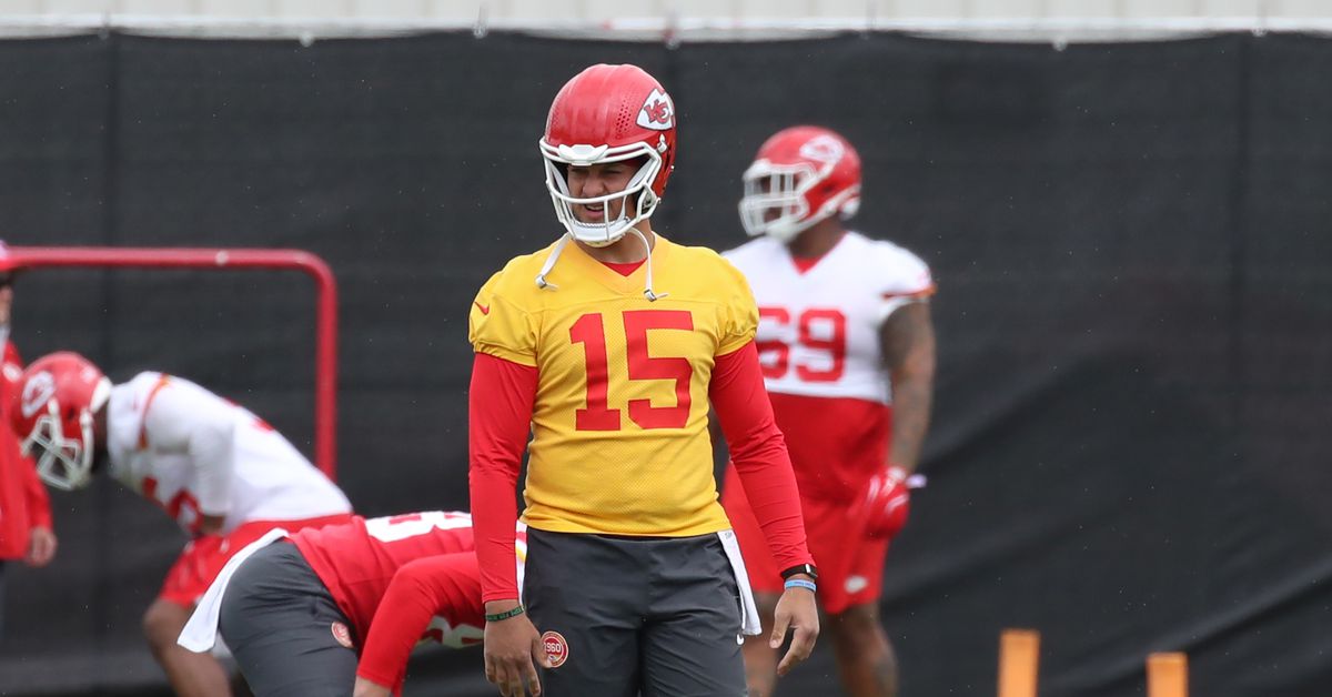 Chiefs News: Patrick Mahomes’ trainer Bobby Stroupe has his QB’s back
