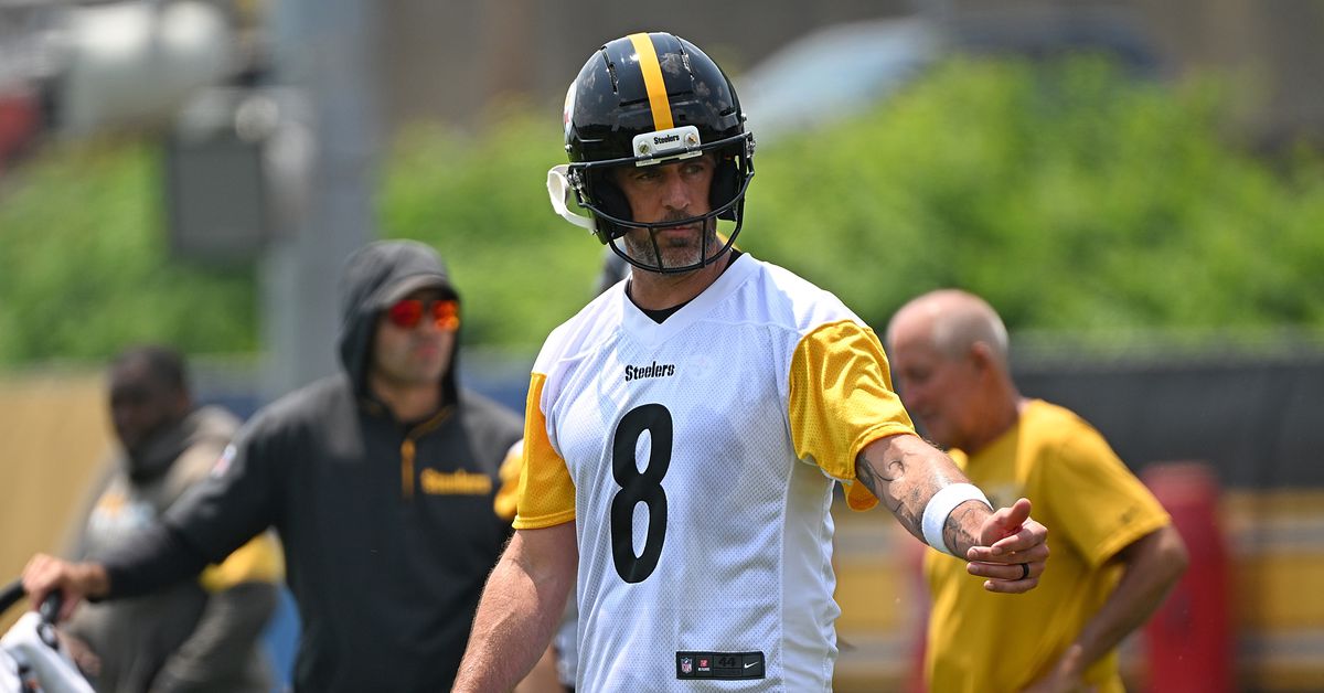 Pittsburgh Steelers QB Aaron Rodgers hosts teammates in California