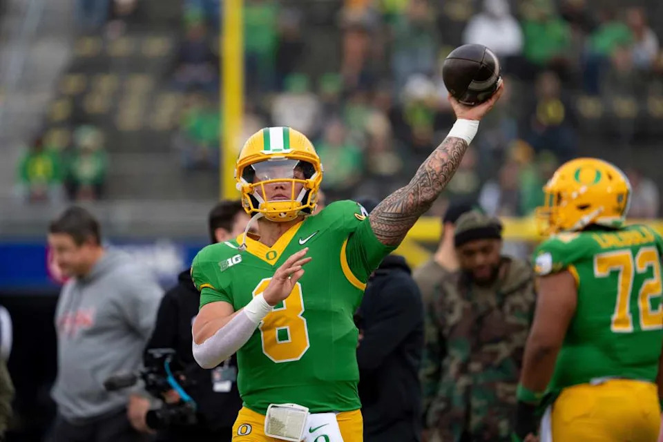 Oregon quarterback Dillon Gabriel throws out a pass as the Oregon Ducks host the Maryland Terrapins at Autzen Stadium.&lpar;Ben Lonergan&sol;The Register-Guard &sol; USA TODAY NETWORK via Imagn Images&rpar;