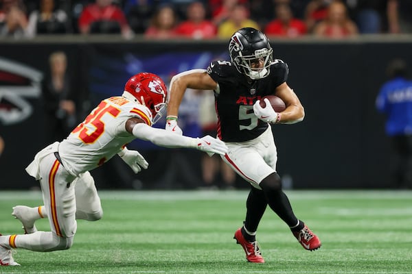 Atlanta Falcons wide receiver Drake London (right) runs after a catch against Kansas City Chiefs cornerback Jaylen Watson during the fourth quarter at Mercedes-Benz Stadium, in Atlanta. (Jason Getz/AJC)

