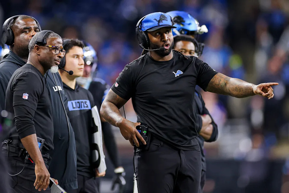 DETROIT, MICHIGAN - DECEMBER 15: Linebackers coach Kelvin Sheppard of the Detroit Lions talks with defensive coordinator Aaron Glenn during the second half of a game against the Buffalo Bills at Ford Field on December 15, 2024 in Detroit, Michigan. (Photo by Mike Mulholland/Getty Images)