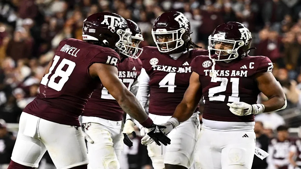 Taurean York (21) celebrates with his Texas A&M football teammates.Maria Lysaker-Imagn Images
