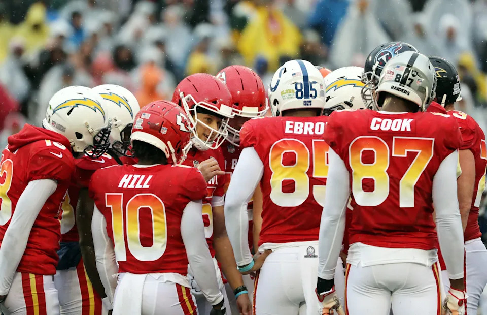 AFC quarterback Patrick Mahomes (15) ruffles up with the offense corps.Kim Klement-USA TODAY Sports