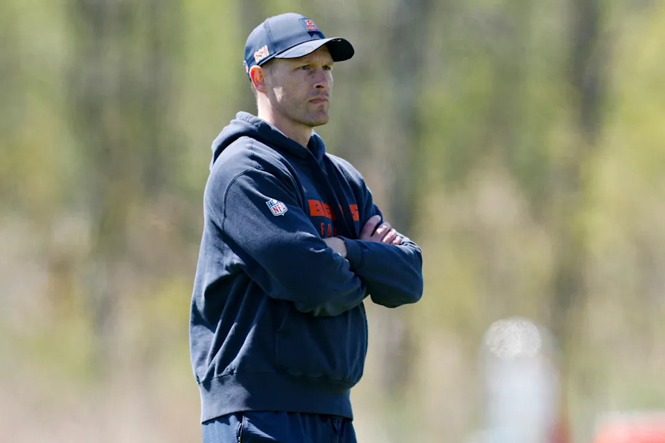 May 9, 2025; Lake Forest, IL, USA; Chicago Bears head coach Ben Johnson (R) looks on during the Rookie Minicamp at Halas Hall. Mandatory Credit: Kamil Krzaczynski-Imagn Images© Kamil Krzaczynski-Imagn Images