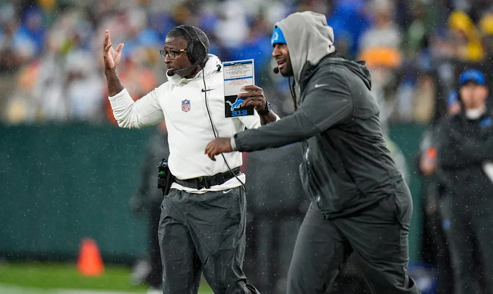 Former Detroit Lions defensive coordinator Aaron Glenn (left) with new DC Kelvin Sheppard (right).&lpar;Junfu Han &sol; USA TODAY NETWORK via Imagn Images&rpar;
